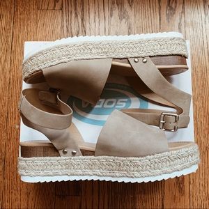 Soda Topic Natural Flatform Sandals